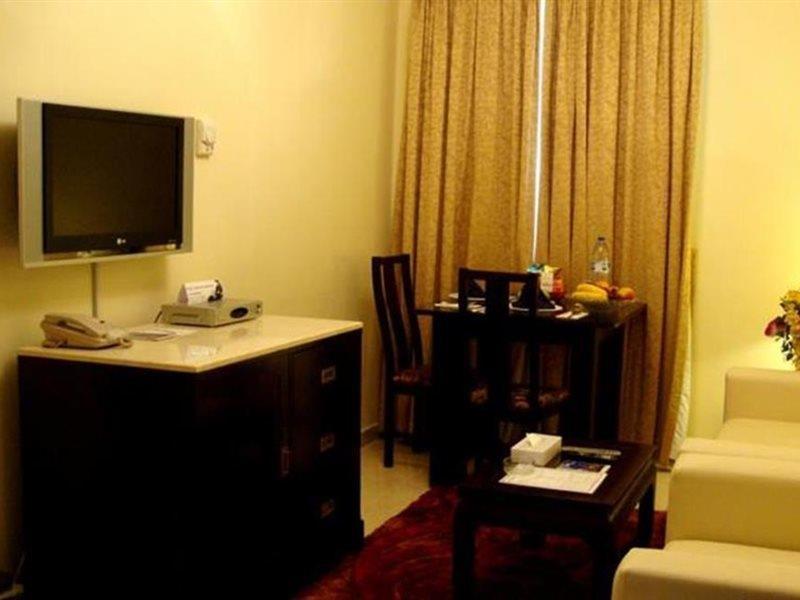 Al Muraqabat Plaza Hotel Apartments Dubai Exterior photo